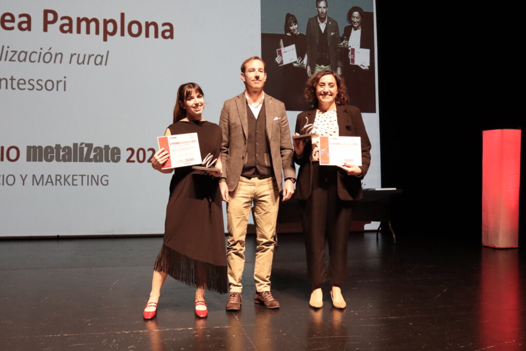 Juan Lanaja, director general de Bilstein Group entrega el premio de Comercio y Marketing a Nuria Pamplona y a Mónica Heredia